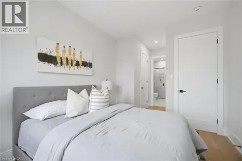 1230 Alexandra Avenue Mississauga ON L5E 2A5