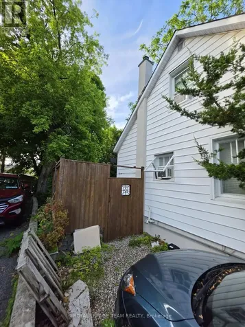 1247 Summerville Avenue Ottawa ON K1Z 8G6