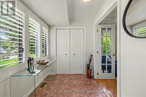 176 Sanford Avenue Ottawa ON K2C 0E9