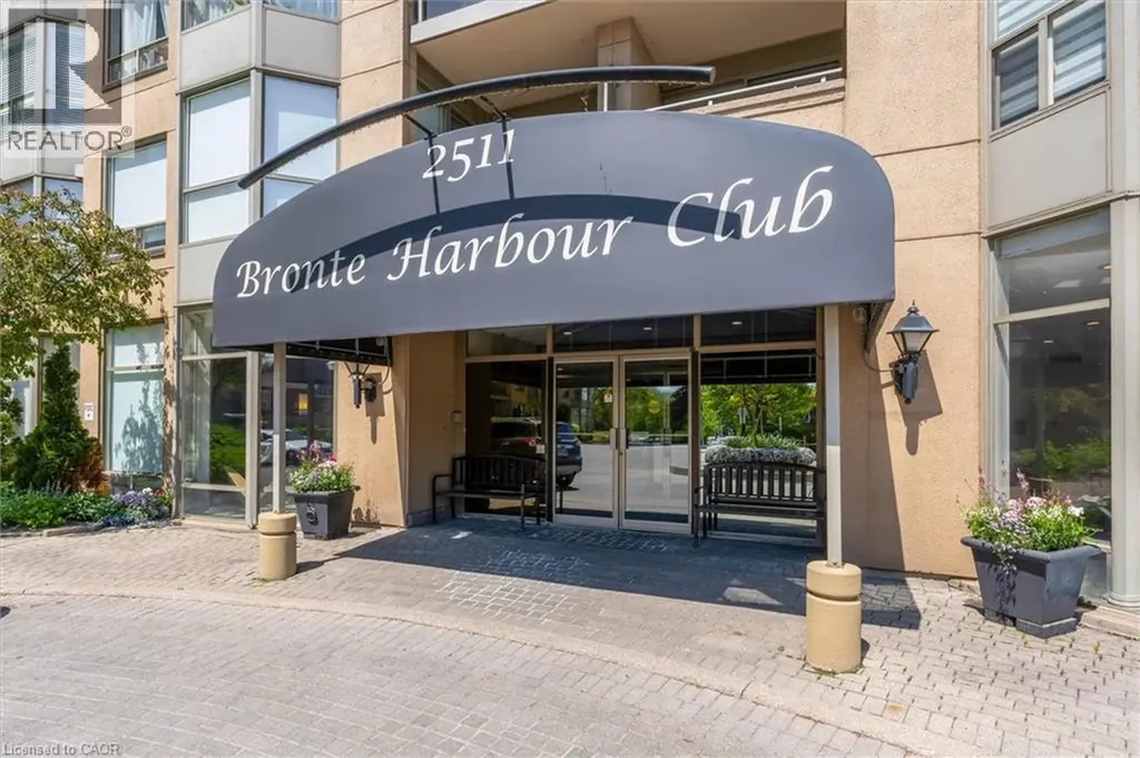 2511 Lakeshore Road West Oakville ON L6L 6L9