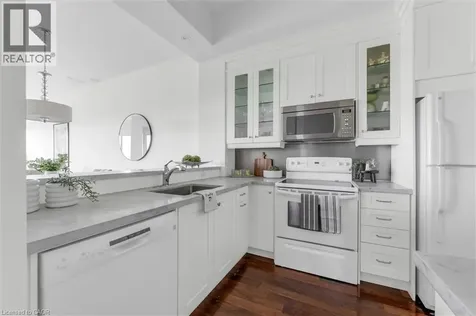 2511 Lakeshore Road West Oakville ON L6L 6L9