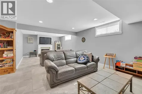 2 Malibu Drive Leamington ON N8H 5G4