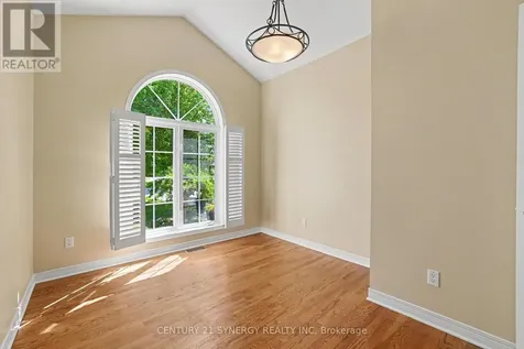17 Warnock Way Ottawa ON K1J 1H1