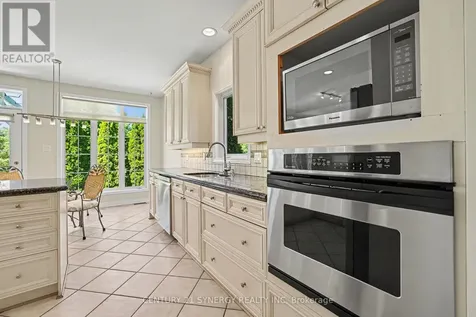 17 Warnock Way Ottawa ON K1J 1H1