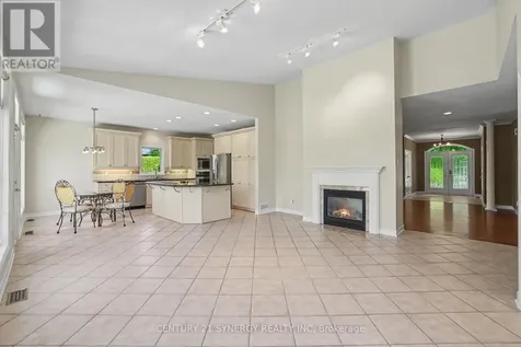 17 Warnock Way Ottawa ON K1J 1H1
