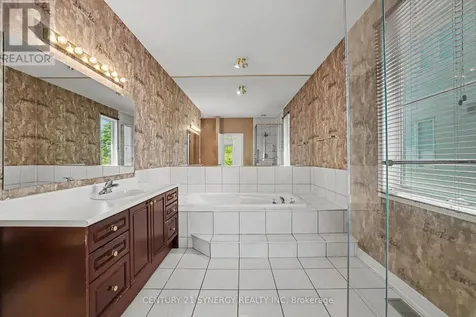 17 Warnock Way Ottawa ON K1J 1H1