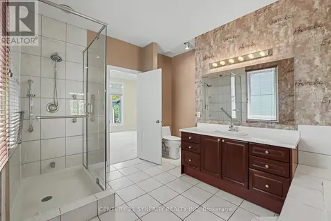 17 Warnock Way Ottawa ON K1J 1H1