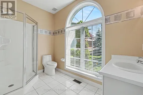 17 Warnock Way Ottawa ON K1J 1H1
