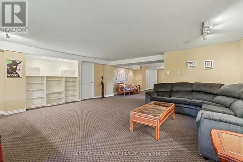 17 Warnock Way Ottawa ON K1J 1H1
