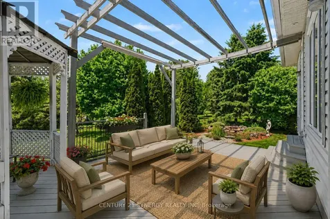 17 Warnock Way Ottawa ON K1J 1H1