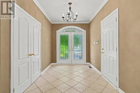 17 Warnock Way Ottawa ON K1J 1H1