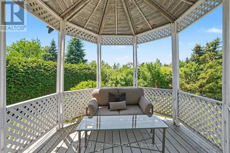 17 Warnock Way Ottawa ON K1J 1H1