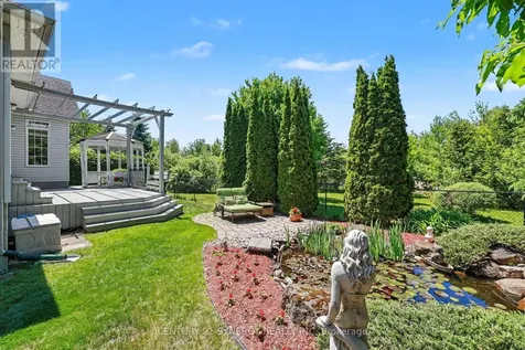 17 Warnock Way Ottawa ON K1J 1H1