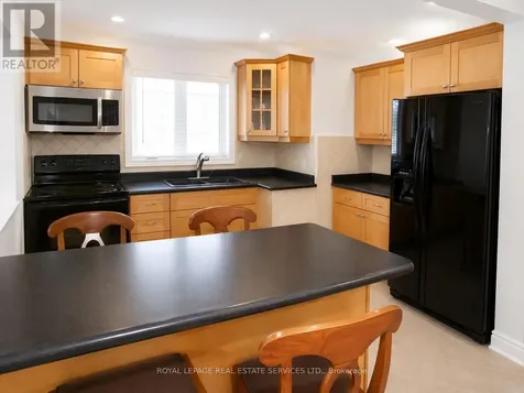 132 Elmwood Road Oakville (co Central) ON L6K 2A7