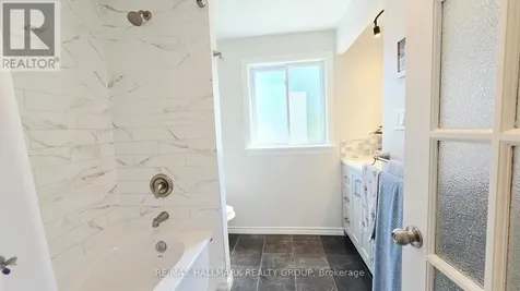 35 Seabrooke Drive Ottawa ON K2L 2H8