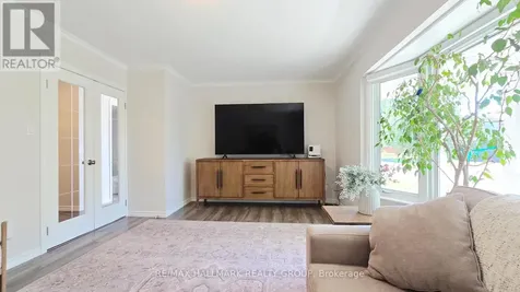 35 Seabrooke Drive Ottawa ON K2L 2H8