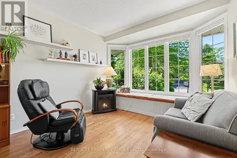 60 Apple Creek Crescent Ottawa ON K2M 2M5