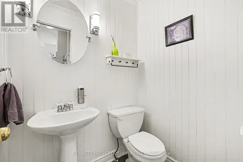 60 Apple Creek Crescent Ottawa ON K2M 2M5