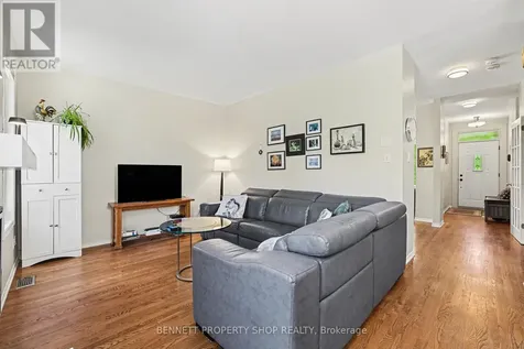 60 Apple Creek Crescent Ottawa ON K2M 2M5