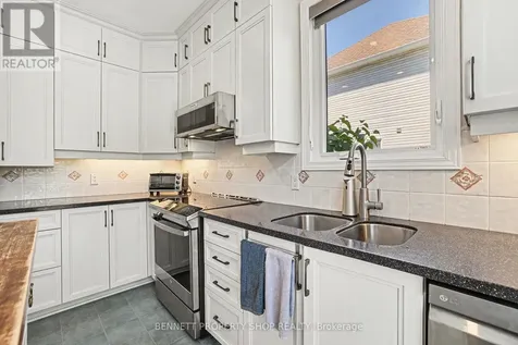 60 Apple Creek Crescent Ottawa ON K2M 2M5