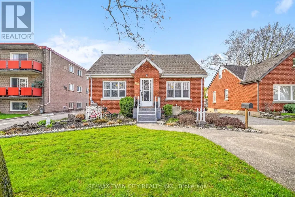 32 Fulton Street Brantford ON N3R 4E5