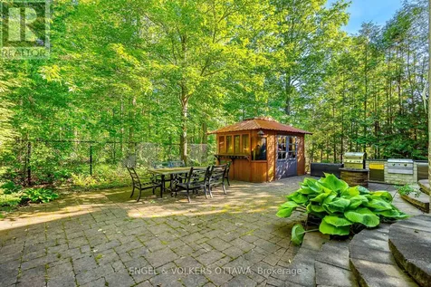 8 Glenrill Place Ottawa ON K2M 2T6