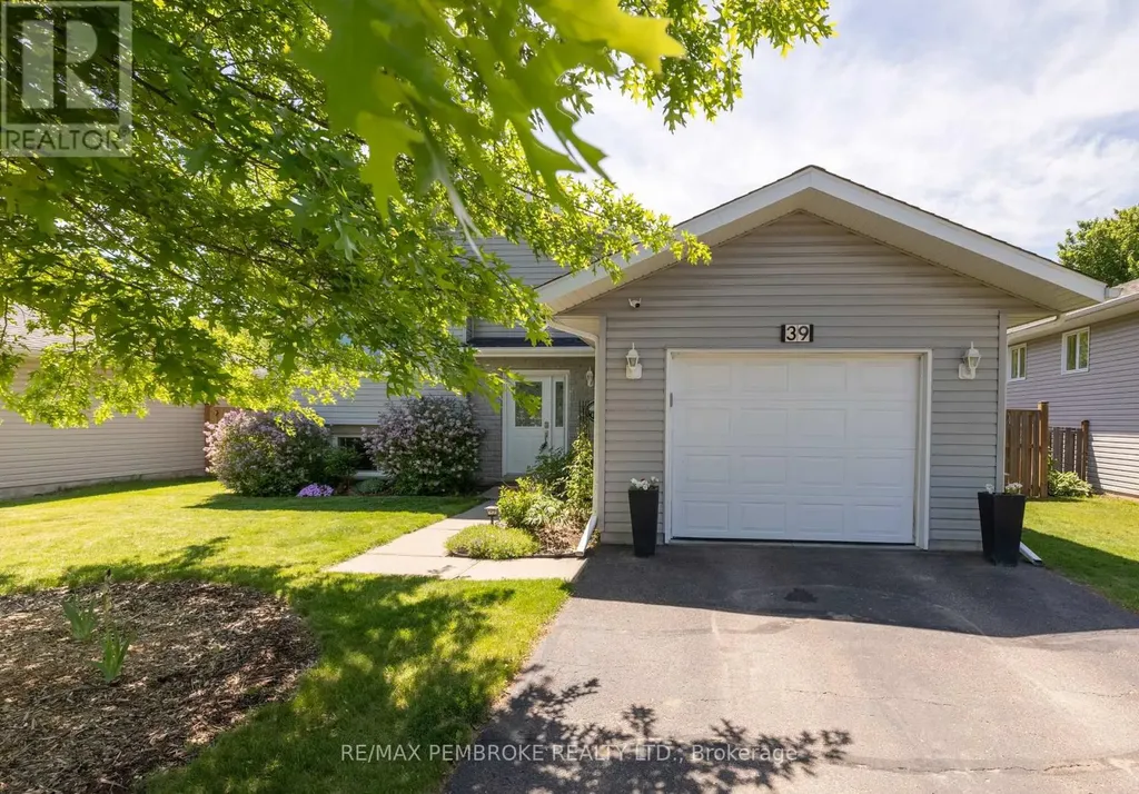 39 Oak Avenue Petawawa ON K8H 0B5