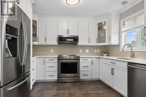 39 Oak Avenue Petawawa ON K8H 0B5