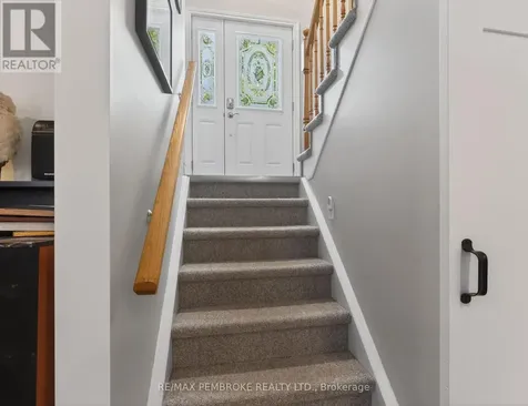 39 Oak Avenue Petawawa ON K8H 0B5