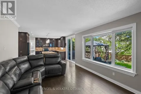 49 Kittiwake Drive Ottawa ON K2S 1Z8