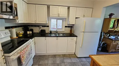 4 Parkside Drive Paris ON N3L 3S7