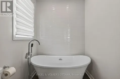 1033 Como Crescent Ottawa ON K4A 3Z5