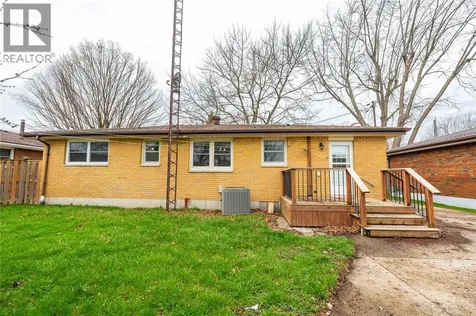 28 Highland Drive Wallaceburg ON N8A 2K4