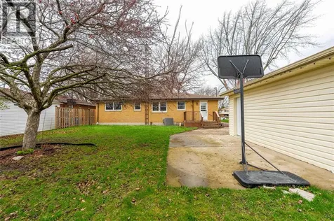 28 Highland Drive Wallaceburg ON N8A 2K4