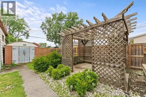 2163 Wellesley Avenue Windsor ON N8W 2E8