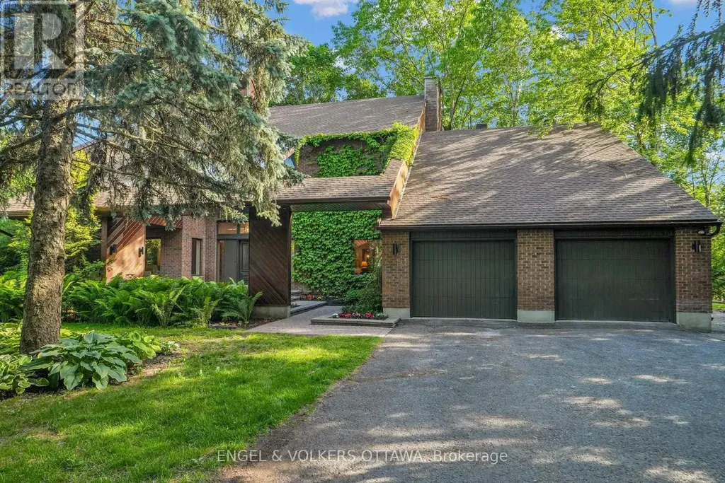7 Mid Pines Grove Ottawa ON K2R 1B7