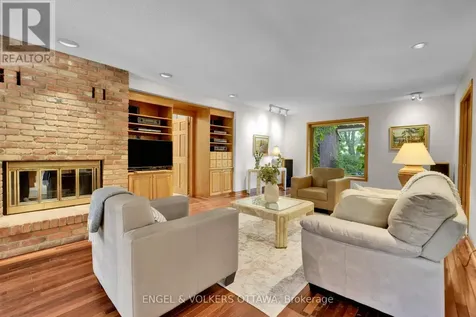 7 Mid Pines Grove Ottawa ON K2R 1B7