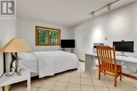 7 Mid Pines Grove Ottawa ON K2R 1B7