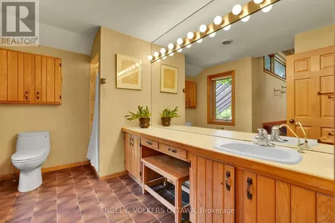 7 Mid Pines Grove Ottawa ON K2R 1B7