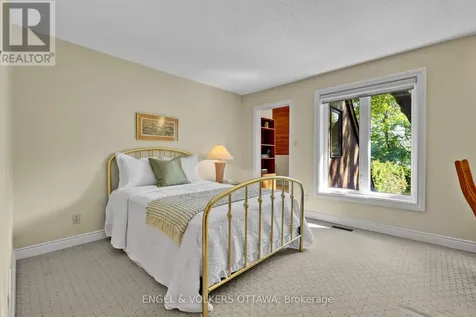 7 Mid Pines Grove Ottawa ON K2R 1B7