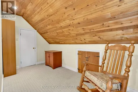 7 Mid Pines Grove Ottawa ON K2R 1B7