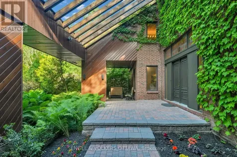 7 Mid Pines Grove Ottawa ON K2R 1B7