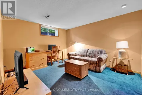 7 Mid Pines Grove Ottawa ON K2R 1B7