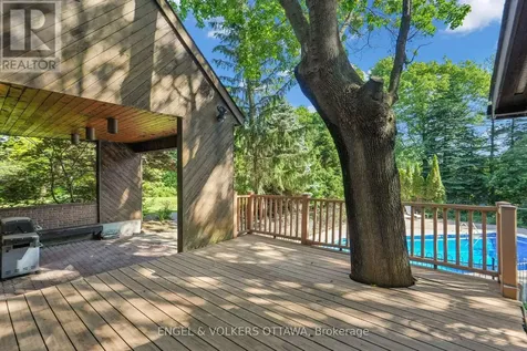 7 Mid Pines Grove Ottawa ON K2R 1B7