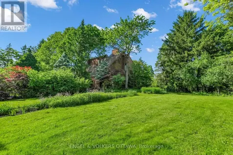 7 Mid Pines Grove Ottawa ON K2R 1B7