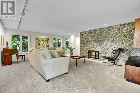 7 Mid Pines Grove Ottawa ON K2R 1B7