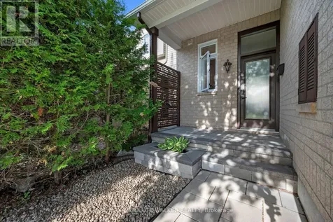 1824 Hennessy Crescent Ottawa ON K4A 3X8