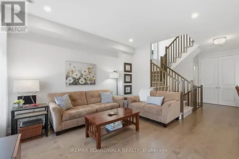 543 Labrador Crescent Ottawa ON K1T 0R4
