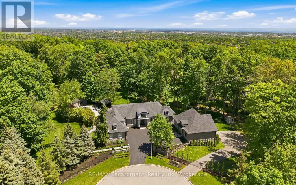 3205 Highpoint Court Burlington ON L7P 0P9