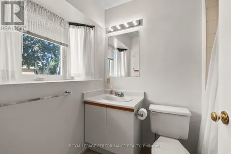 9 Saddle Crescent Ottawa ON K1G 5L4